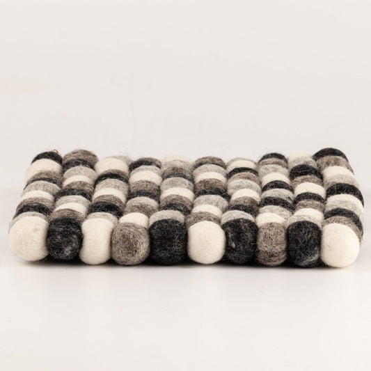 Individual de Mesa Quadrado em Bolas de Feltro – 20 cm, Cinzento Multicolorido