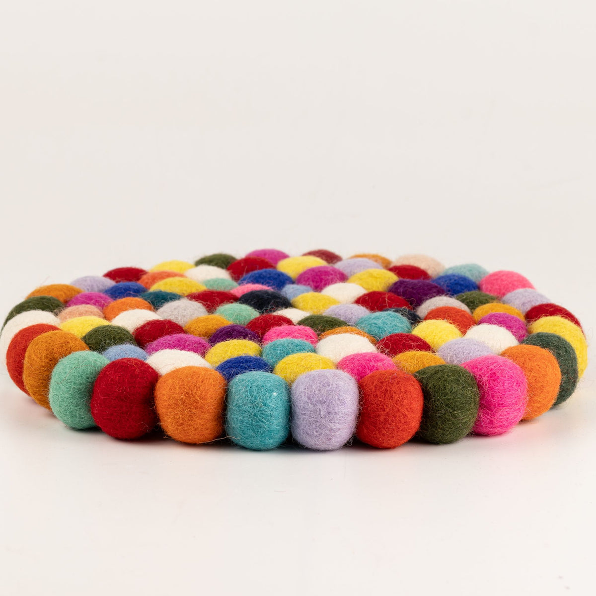 Individual de Mesa Redondo em Bolas de Feltro – 20 cm, Multicolorido