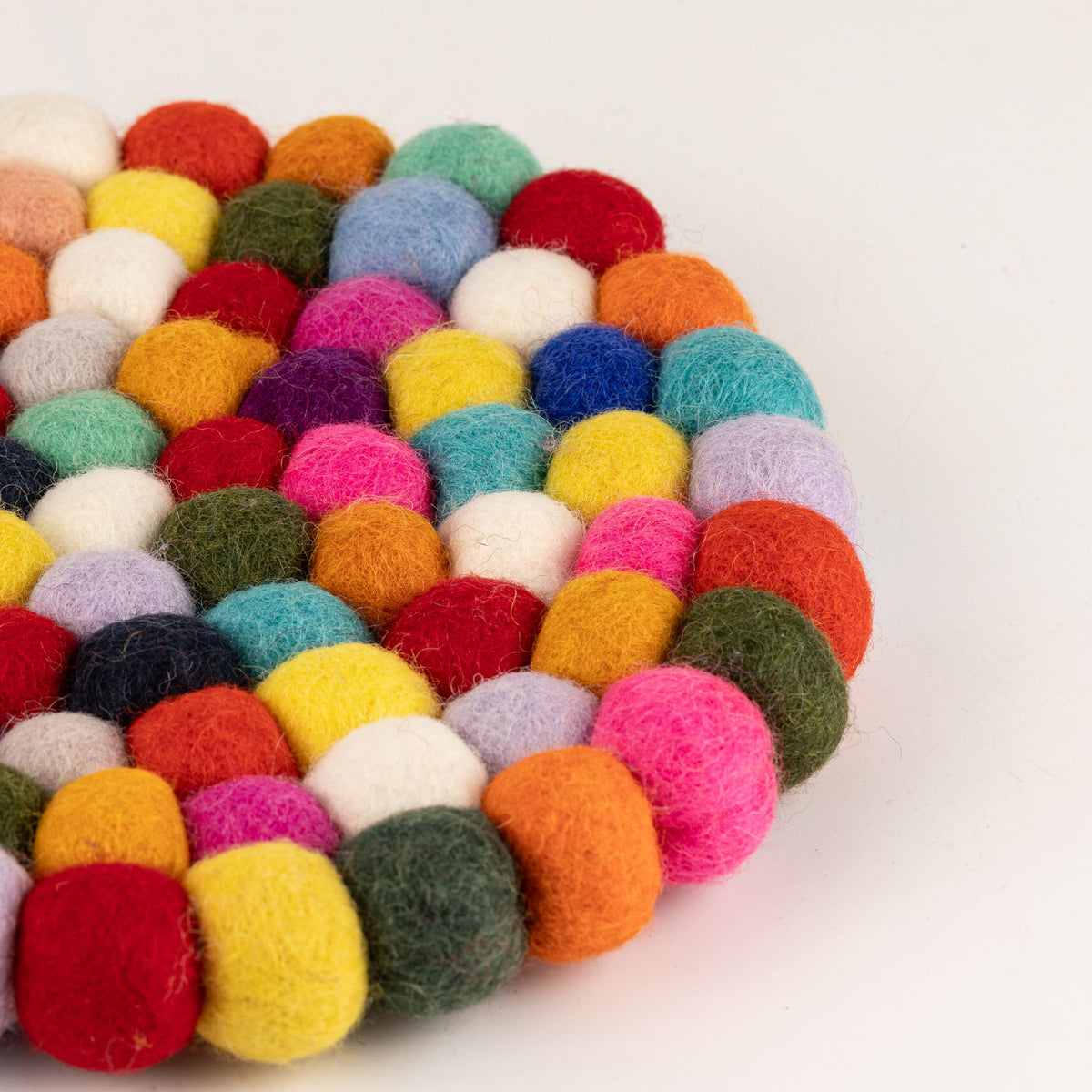 Individual de Mesa Redondo em Bolas de Feltro – 20 cm, Multicolorido