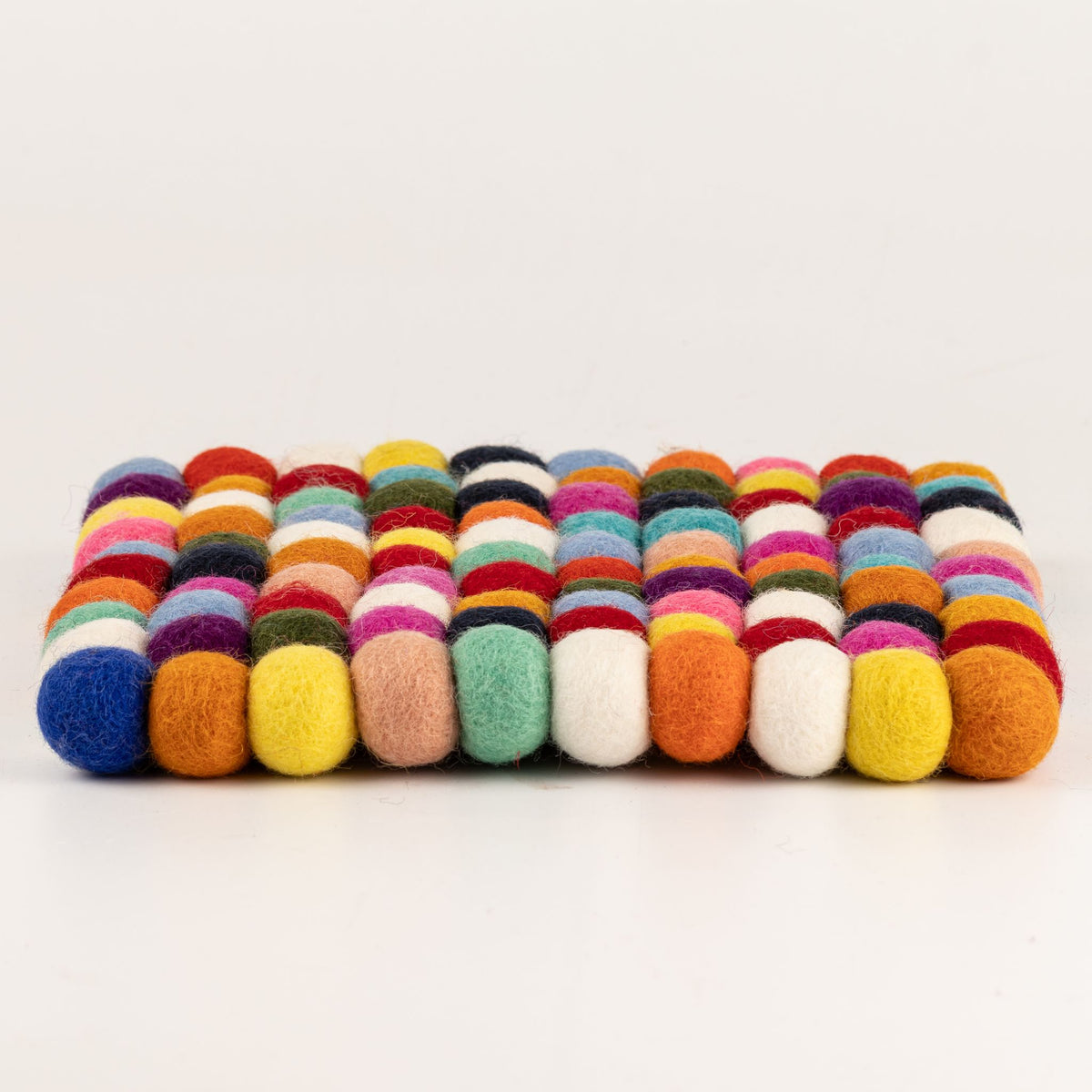 Individual de Mesa Quadrado em Bolas de Feltro – 20 × 20 cm, Multicolorido