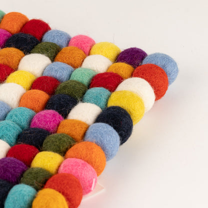 Individual de Mesa Quadrado em Bolas de Feltro – 20 × 20 cm, Multicolorido