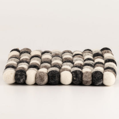 Individual de Mesa Quadrado em Bolas de Feltro – 20 cm, Cinzento Multicolorido